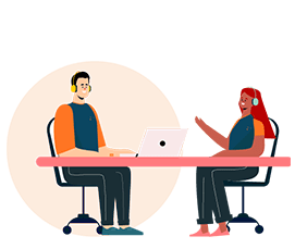 Dois jornalistas com o uniforme da Communicare Assessoria em Comunicação, um homem sentado no lado esquerdo da mesa digitando notícias no notebook e uma mulher sentada ao lado contrário da mesa conversando sobre atualidades.