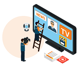 Dois jornalistas com o uniforme da Communicare Assessoria em Comunicação e uma televisão enorme. A televisão está transmitindo o jornal, um dos jornalistas está subindo em uma escada em direção a televisão e o outro está filmando.