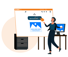 Um jornalista homem com o uniforme da Communicare Assessoria em Comunicação e uma tela de apresentação grande na sua frente. Está explicando sobre o planejamento, desenvolvimento e criação de sites e artes gráficas.